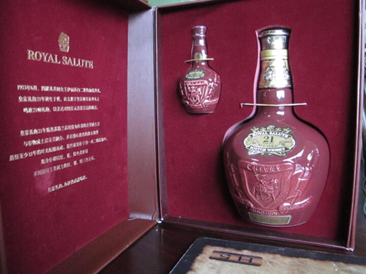 邑白兰地700ml 酒架礼盒--皇家礼炮酒瓶颜色不