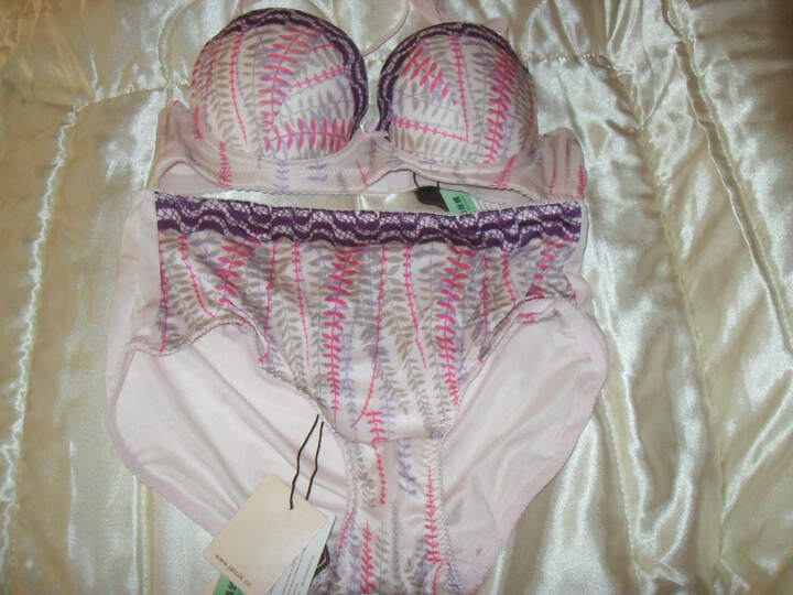 <em>金三塔</em> 100%<em>桑蚕丝</em>女士聚拢调整型中厚杯<em>文胸</em>