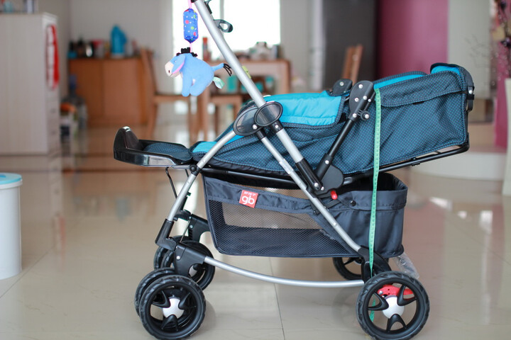 好孩子婴儿推车:不好安装,前轮的固定销极难安