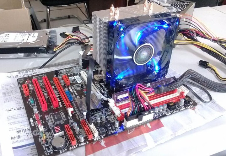 九州风神(DEEPCOOL) 玄冰400 多平台 CPU散热器 12025发光风扇 四热管 可调速--个头真大,看着就霸气侧漏的样子,实际使用效果非常满意,京东送货也快