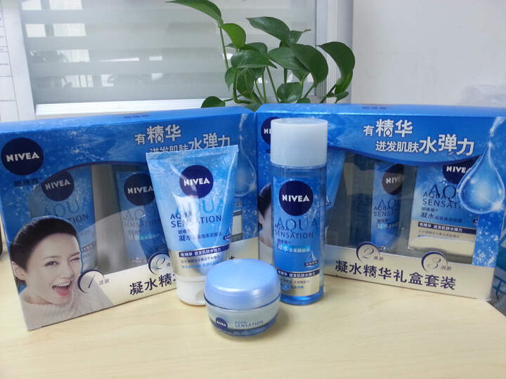 妮维雅NIVEA凝水活采三部曲促销装(凝水活采泡沫洁面乳100g+凝水活采醒肤水200ml+凝水活采保湿凝露50ml).--非常便宜，很喜欢
