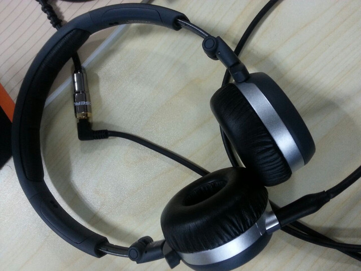 AKG K450 头戴式耳机--低音强劲,煲机后应该表