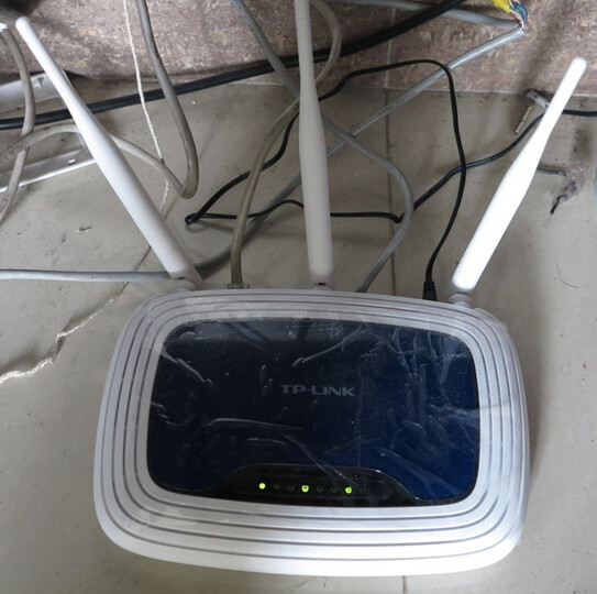 N蓝白 450M无线宽带路由器--穿透力很强