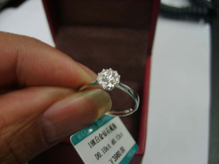 佐卡伊 钻戒1克拉婚戒效果白18K金结婚钻石戒