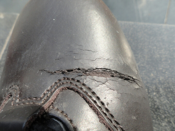 198 深棕\/黑 42--穿了三天就出现裂缝,向京东客