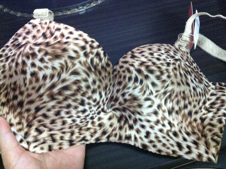 蜜格儿一片式无痕<em>文胸</em>隐形吸汗聚拢集中内衣 