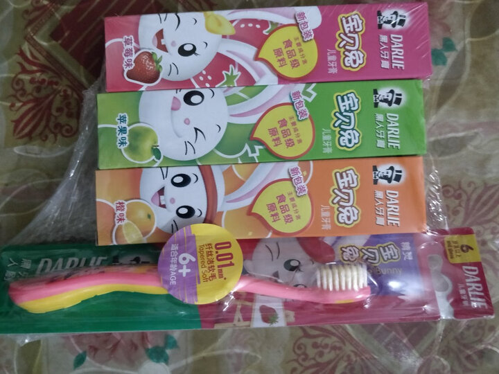 黑人(DARLIE)宝贝兔儿童牙膏(草莓味)40g*1+ 儿童牙刷*1 便携套装 含氟含钙 软毛牙刷 晒单图
