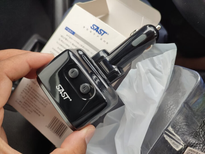 先科（SAST）车载充电器点烟器车充一拖四双USB可自由组合拼接电压检测LED数显 独立开关 M87 晒单图