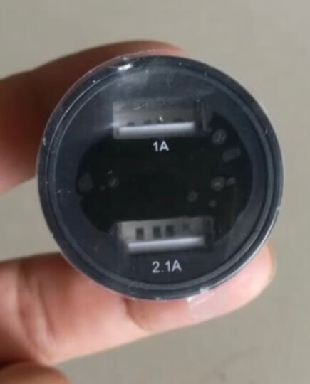 毕亚兹 车载充电器车充点烟器 MC9 经典黑 全金属材质 3.1A双USB一拖二 电压检测显示 手机平板通用 晒单图