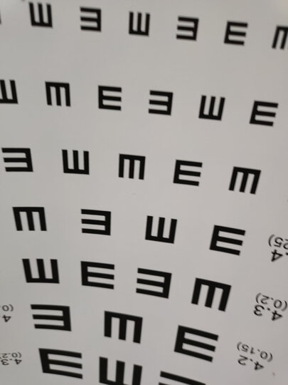 骏航 视力表挂图标准医用儿童家用墙贴视力测视表成人防撕近视测试图 新版E 晒单图
