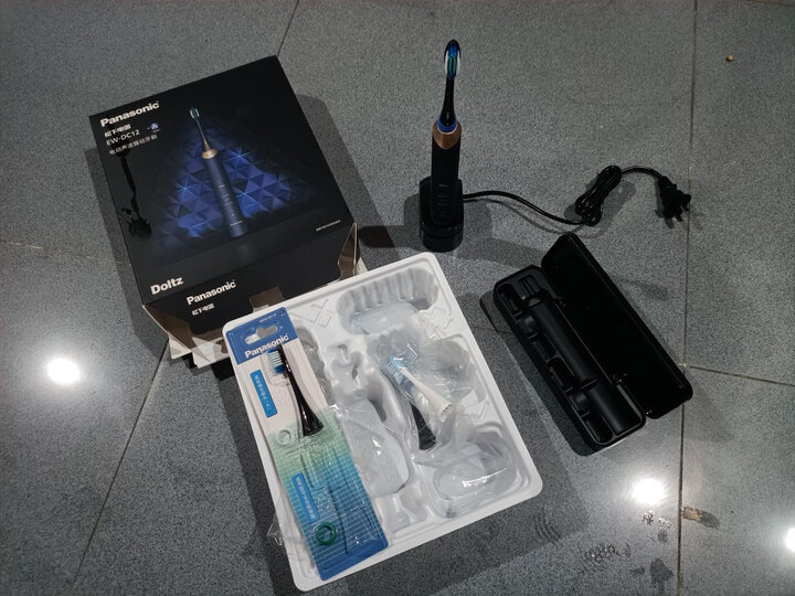 松下(Panasonic)充电式电动声波震动牙刷 全身水洗 底座式设计 极细软毛30秒 EW-DM71-A405 晒单图