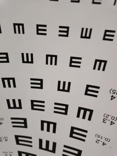 骏航 视力表挂图标准医用儿童家用墙贴视力测视表成人防撕近视测试图 新版E 晒单图