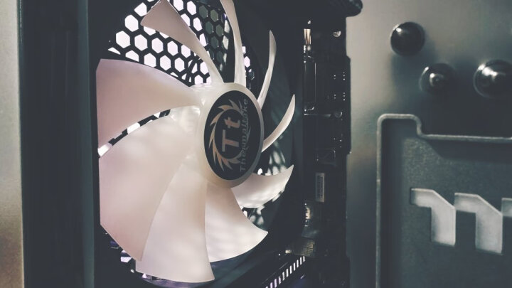 Thermaltake（Tt）Matrix 14cm 机箱防尘网 （磁吸式设计/可水洗/防尘/适用14cm风扇位） 晒单图