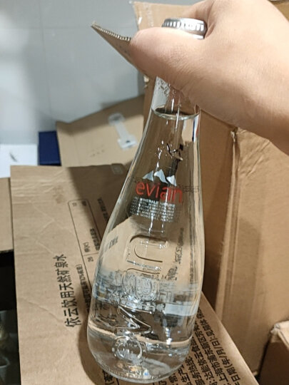 依云（evian）法国原装进口天然矿泉水 330ml*20瓶 玻璃瓶  整箱装 晒单图