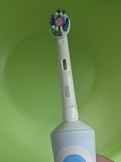 欧乐B电动牙刷成人 圆头牙刷充电式（含亮白刷头*3 ）D12亮杰型 博朗精工 晒单图
