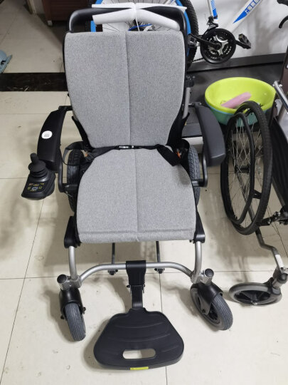 鱼跃(yuwell)电动轮椅车D130HL 折叠老人轻便代步老年残疾人四轮车 自动智能锂电池版18Ah 晒单图