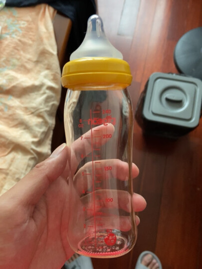 贝亲(Pigeon) 奶瓶 玻璃奶瓶 新生儿 宽口径玻璃奶瓶 婴儿奶瓶 240ml（黄色瓶盖）AA71 自然实感M码 晒单图