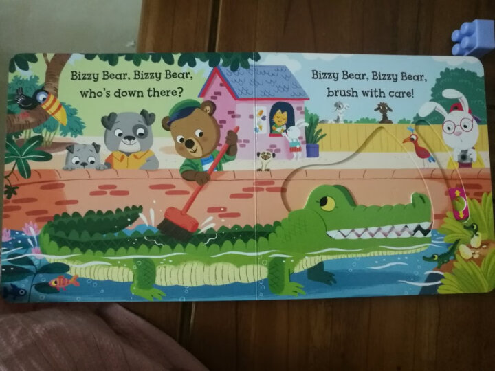Bizzy Bear: Dinosaur Safari  进口新奇特玩具书 晒单图