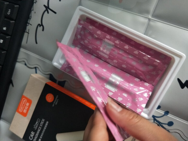 图拉斯(TORRAS)汽车香水 车载香水空调出风口香水座 汽车用品 车内除异味清新空气香薰棒香膏 气质红 晒单图