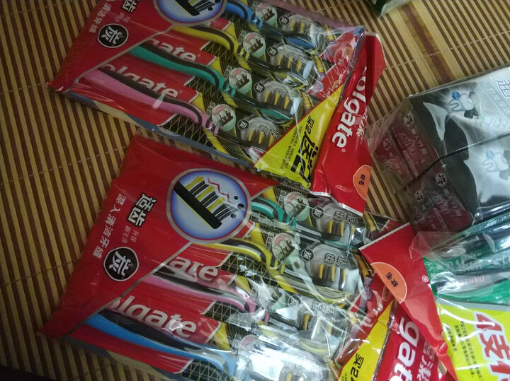 高露洁(Colgate)牙刷适齿炭 软毛牙刷3支(炫彩刷柄软毛深洁) 晒单图