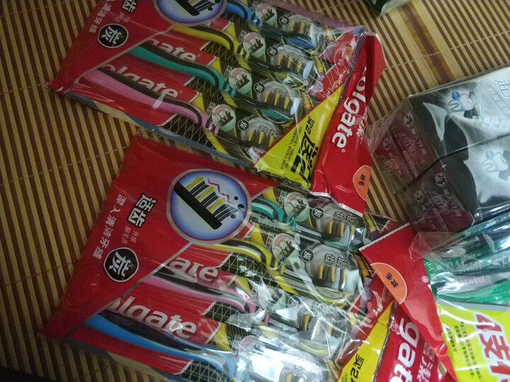 高露洁(Colgate)牙刷适齿炭 软毛牙刷3支(炫彩刷柄软毛深洁) 晒单图