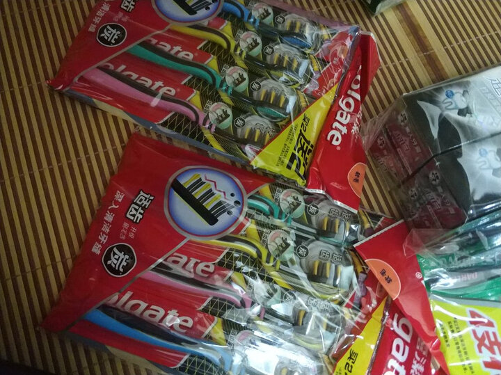 高露洁(Colgate)牙刷适齿炭 软毛牙刷3支(炫彩刷柄软毛深洁) 晒单图