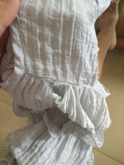 这衣服太薄了你看小孩第一次穿就变成这样子唉