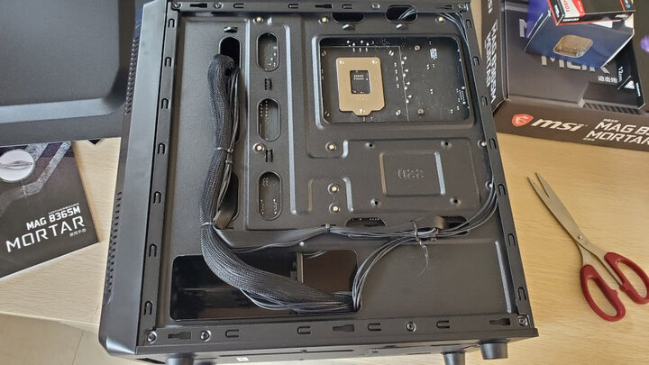 Tt(Thermaltake)启航者S3 黑色 Mini小机箱水冷电脑主机(支持240水冷排/背部理线/支持长显卡/游戏机箱) 晒单图