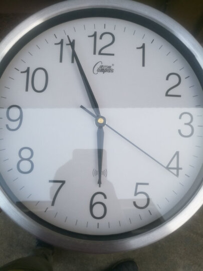 康巴丝（Compas） 三代智能电波钟创意夜光客厅挂钟卧室电子时钟多款钟面钟表自动对时钟 D132数字款-银色 14寸35*35*5cm 晒单图