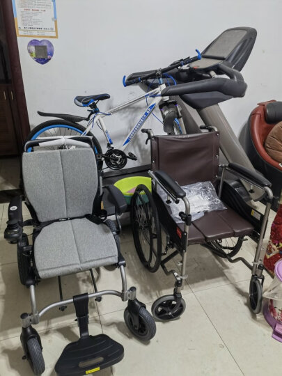 鱼跃(yuwell)电动轮椅车D130HL 折叠老人轻便代步老年残疾人四轮车 自动智能锂电池版18Ah 晒单图