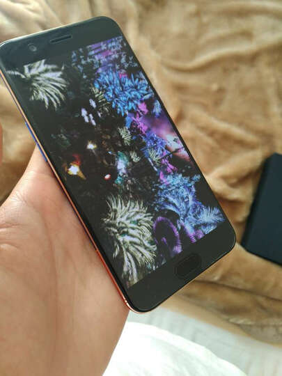 漂亮吧,手感也非常不错,就是没附赠钢化膜,跑了