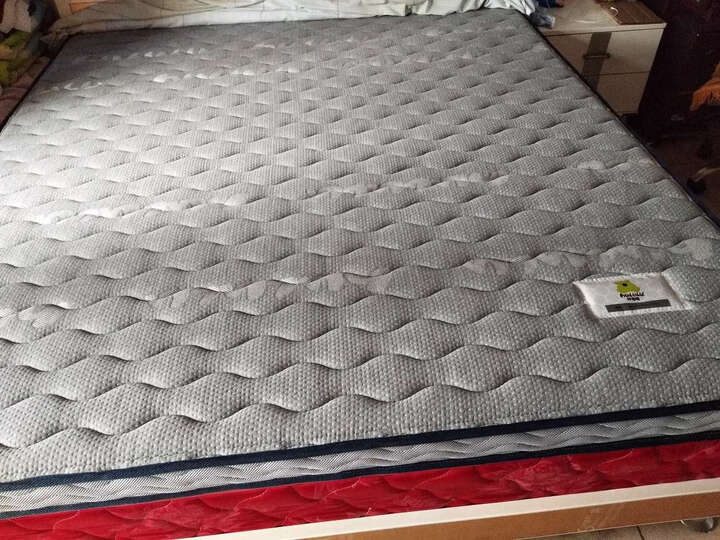 喜临门床垫:首先说下快递师傅给五颗星。一个