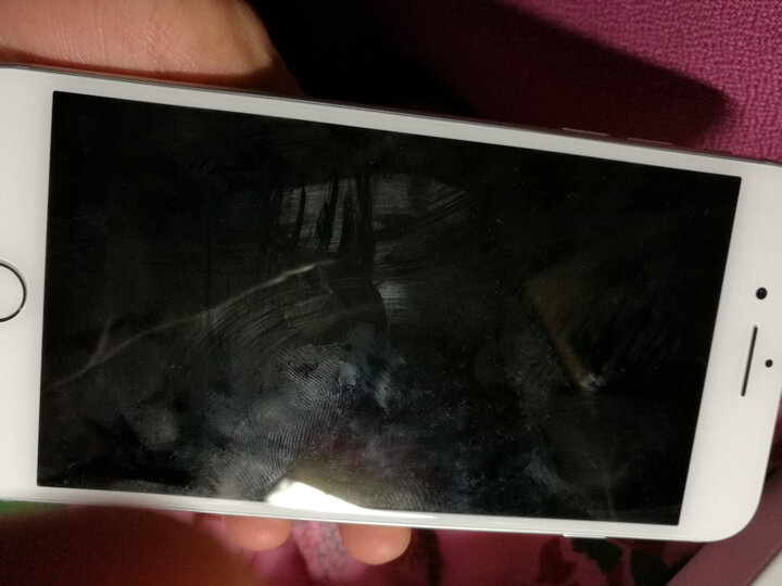 Apple:苹果八P,前后都是白色,有点iPhone4、4