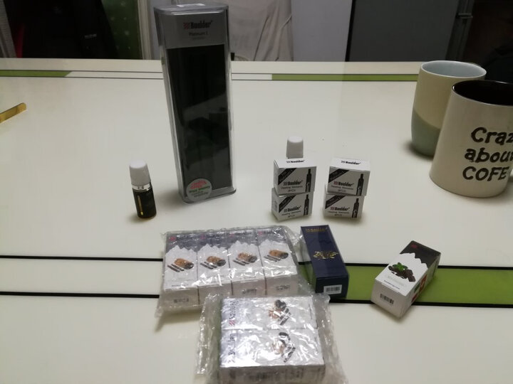 Boulder铂德1号电子烟套装正品 铂德原装电子雾化器大烟雾蒸汽烟辅助戒烟 升级版3月13号发货,请勿拍!详情咨询客服! 含黑金烟油一瓶 雾化芯一盒 晒单图