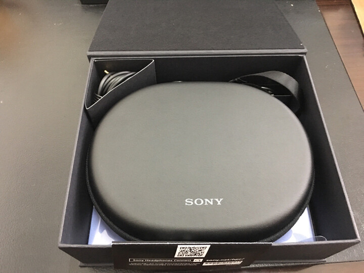 索尼WH-1000XM2:包装有点简陋,电子设备连