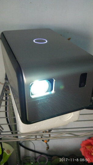 坚果家用 高清 投影机:外观十分具有科技感,画