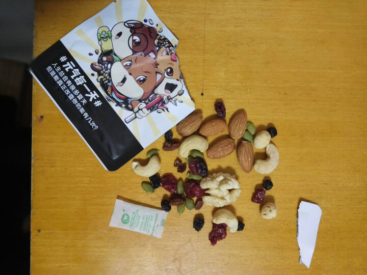 三只松鼠每日坚果:还不错,孩子喜欢吃,就是有