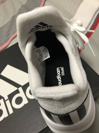 阿迪达斯S76422:鞋子码数刚刚好,没什么瑕疵