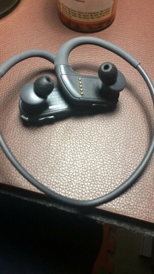 索尼WS413:耳机不错 游泳的时候也可以用 非