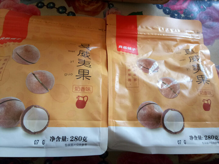 良品铺子夏威夷果:味道还可以,果不大肉有点发