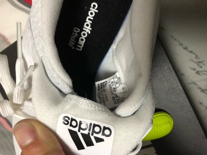 阿迪达斯S76422:鞋子码数刚刚好,没什么瑕疵