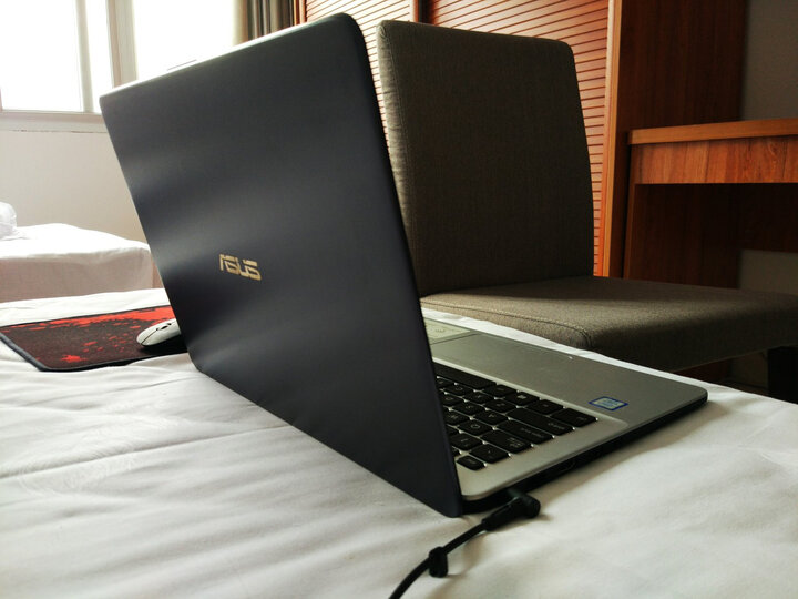 华硕(ASUS) 灵耀S 14英寸超窄边框超轻薄笔记本电脑(i7-7500U 8G 256GSSD FHD IPS)金属蓝灰(S4000) 晒单图