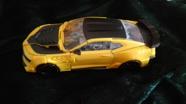 孩之宝路障:第一次买的大黄蜂车门颜色与车身