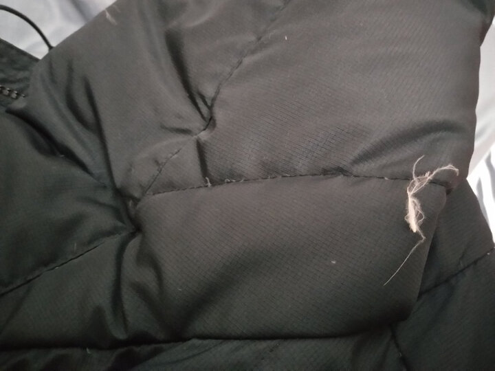 出绒,衣服很薄,客服爱理不理,已申请京东介入。