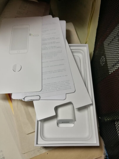 Apple:苹果八P,前后都是白色,有点iPhone4、4