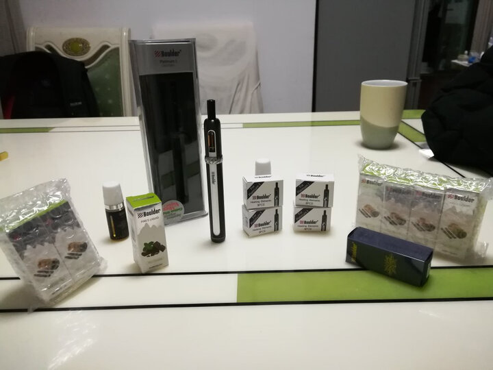 Boulder铂德1号电子烟套装正品 铂德原装电子雾化器大烟雾蒸汽烟辅助戒烟 升级版3月13号发货,请勿拍!详情咨询客服! 含黑金烟油一瓶 雾化芯一盒 晒单图