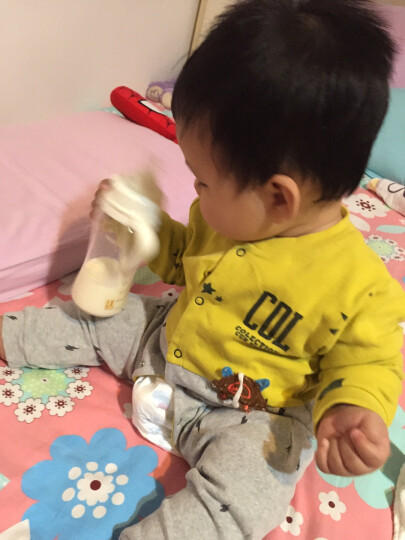 爱得利奶瓶:宝宝十个半月母乳,睡前一顿奶这几
