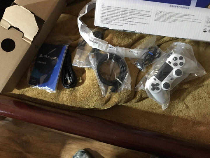 索尼(SONY)【PS4 Pro 国行游戏机】PlayStation 4 Pro 电脑娱乐游戏主机 1TB(白色) 晒单图