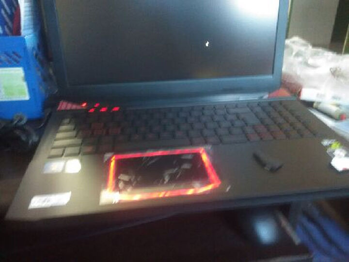 机械革命MR X6S:做工垃圾,显示屏漏光严重,换