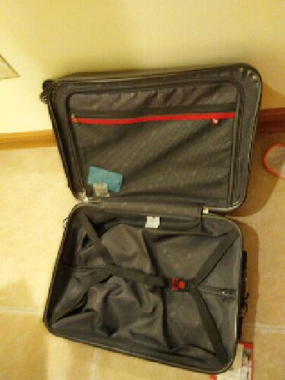 爱华仕拉杆箱:京东。你是旧货市场吗?箱子瘪